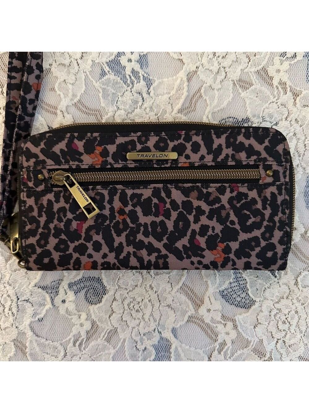 Travelon Women's RFID Blocking Animal Print Wristlet Wallet - Picture 1 of 4